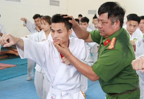 Đại tá Nguyễn Đức Tầng, Trưởng bộ môn Quân sự võ thuật thể dục thể thao hướng dẫn kĩ thuật cho học viên.